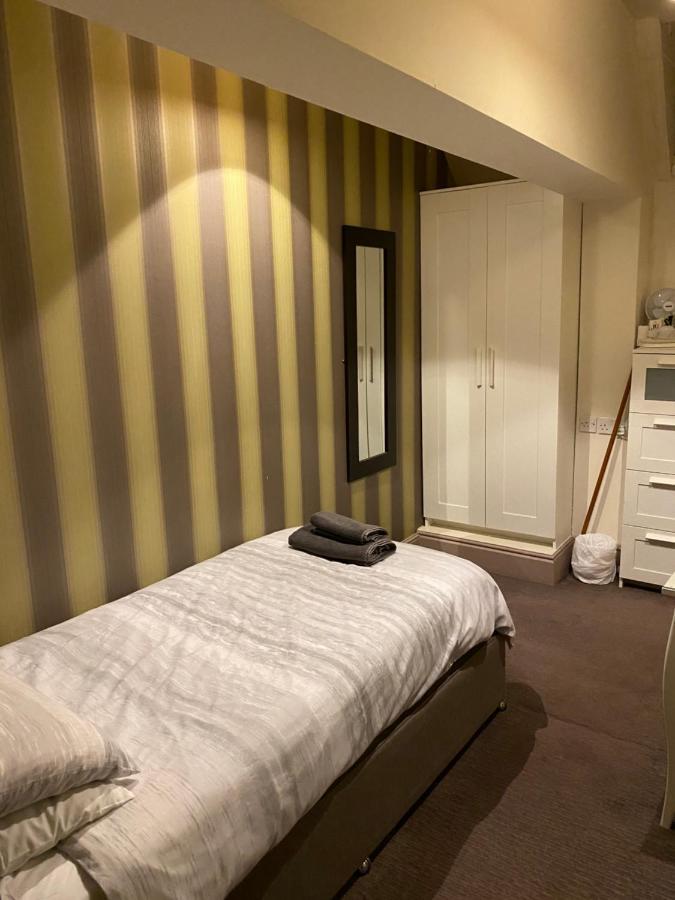 Отель The Stag Northwood  Экстерьер фото