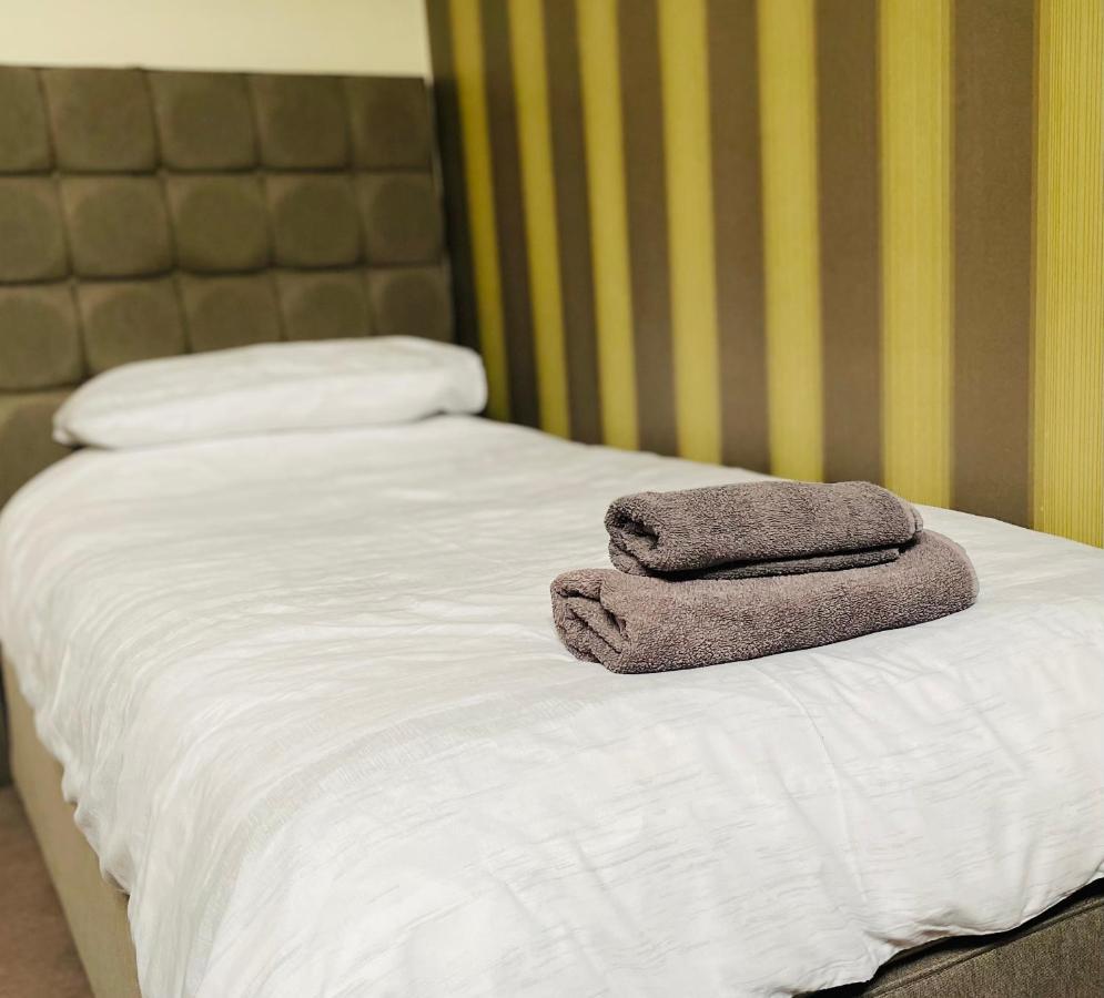Отель The Stag Northwood  Экстерьер фото
