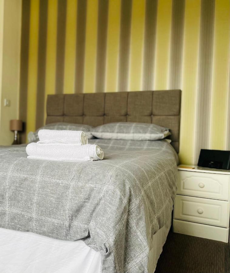 Отель The Stag Northwood  Экстерьер фото