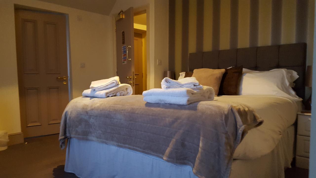 Отель The Stag Northwood  Экстерьер фото