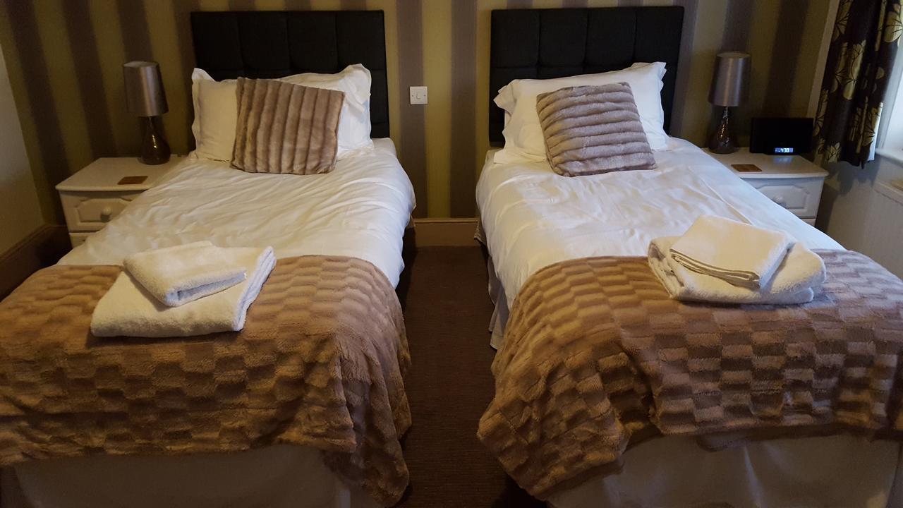 Отель The Stag Northwood  Экстерьер фото