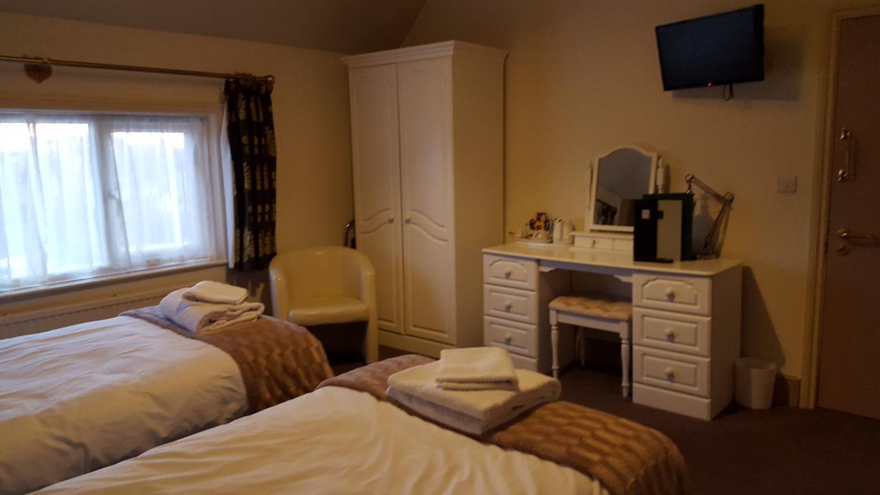 Отель The Stag Northwood  Экстерьер фото