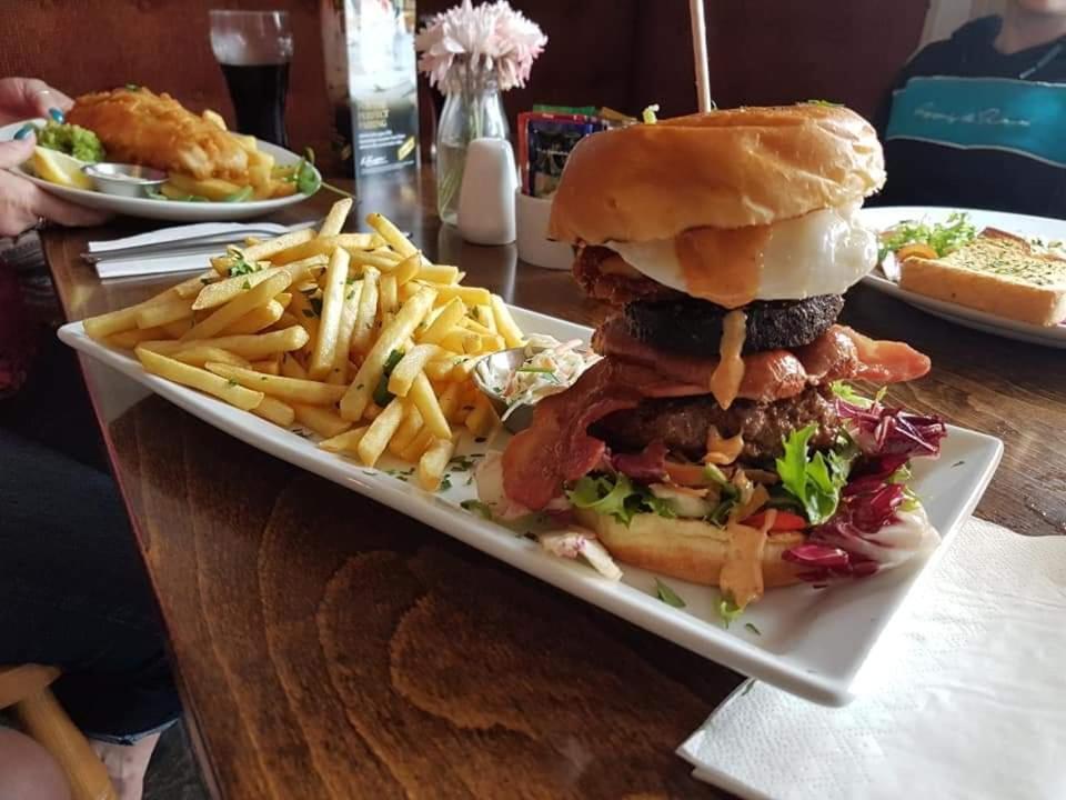 Отель The Stag Northwood  Экстерьер фото